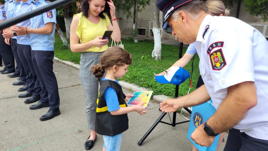 (FOTO) Un viitor pompier și-a vizitat eroii, la ei acasă: Eduard își dorește să devină salvator militar