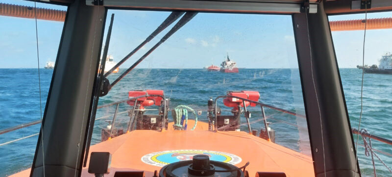 (VIDEO) O navă este în pericol de scufundare în rada exterioară a Portului Constanța: Are opt persoane la bord