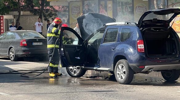 ARDE un autoturism pe strada Merișor din Constanța: Pompierii acționează, la fața locului