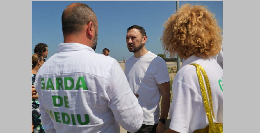 Ministrul Mediului, pe plaja Modern: A confirmat că apa e poluată. Ce semnal de alarmă trage Mircea Fechet