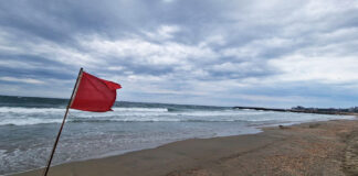 Steagul roșu pe plajă