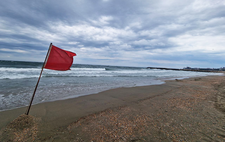 Salvamarii au arborat steagul ROȘU pe plaje: Este alertă meteo de vânt puternic în toată Dobrogea