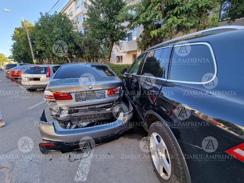 (FOTO) Mai multe mașini parcate pe strada Soveja au fost distruse după ce un șofer, care ar fi adormit la volan, a intrat în plin în ele