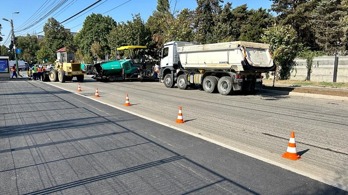 Atenție, șoferi! Continuă lucrările de reabilitare a carosabilului pe strada Liliacului din KM 5