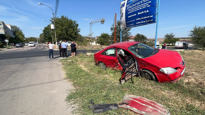 (FOTO/VIDEO) Accident rutier între un camion și o mașină în Medgidia! O femeie a ajuns la spital