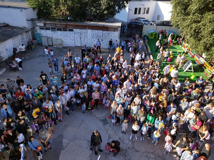 (FOTO/VIDEO) Astăzi, Grădinița Curcubeul Magic din Constanța și-a deschis larg porțile pentru sute de micuți