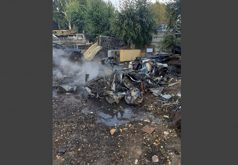 ARDE un depozit de cherestea de pe bulevardul Aurel Vlaicu! Pompierii intervin la incendiu