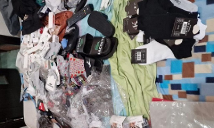 (VIDEO) Percheziții în Constanța și Năvodari: Polițiștii au descoperit țigări de contrabandă, haine și parfumuri contrafăcute