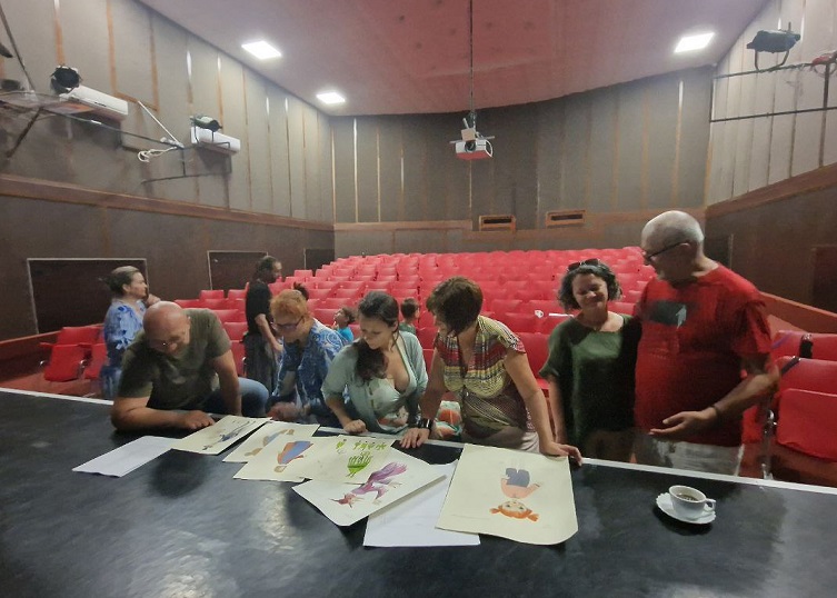 Regizorul Geo Balint alături de echipa de actori a Teatrului "Căluțul de Mare" Constanța pregătește spectacolul "Povestea degețelului poznaș"