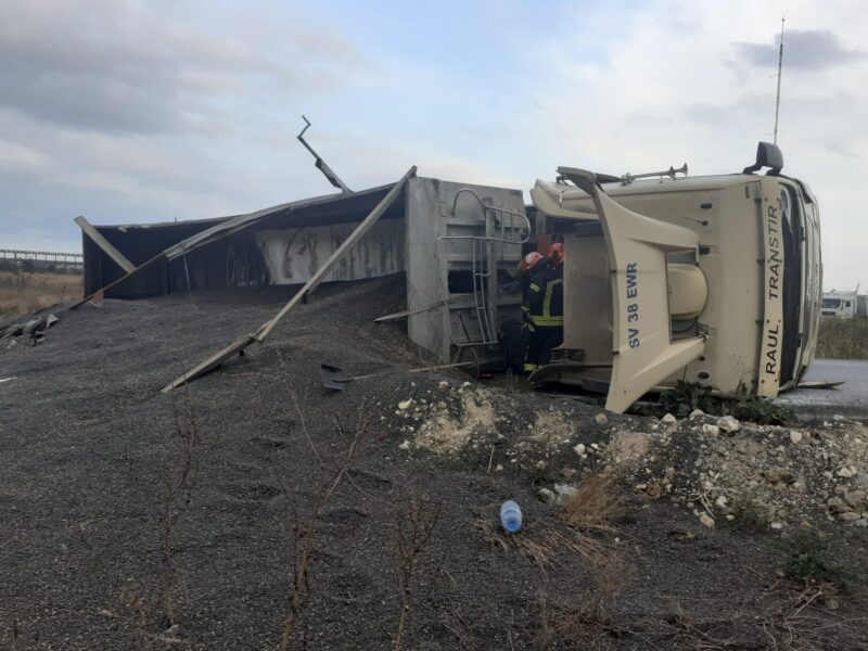 Un tir s-a răsturnat în Portul Constanța: Șoferul este rănit, dar conștient