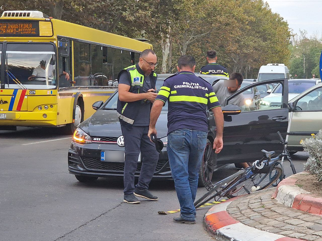 (FOTO) Accident la intersecția străzilor Soveja și Primăverii: Un biciclist a fost acroșat de o mașină