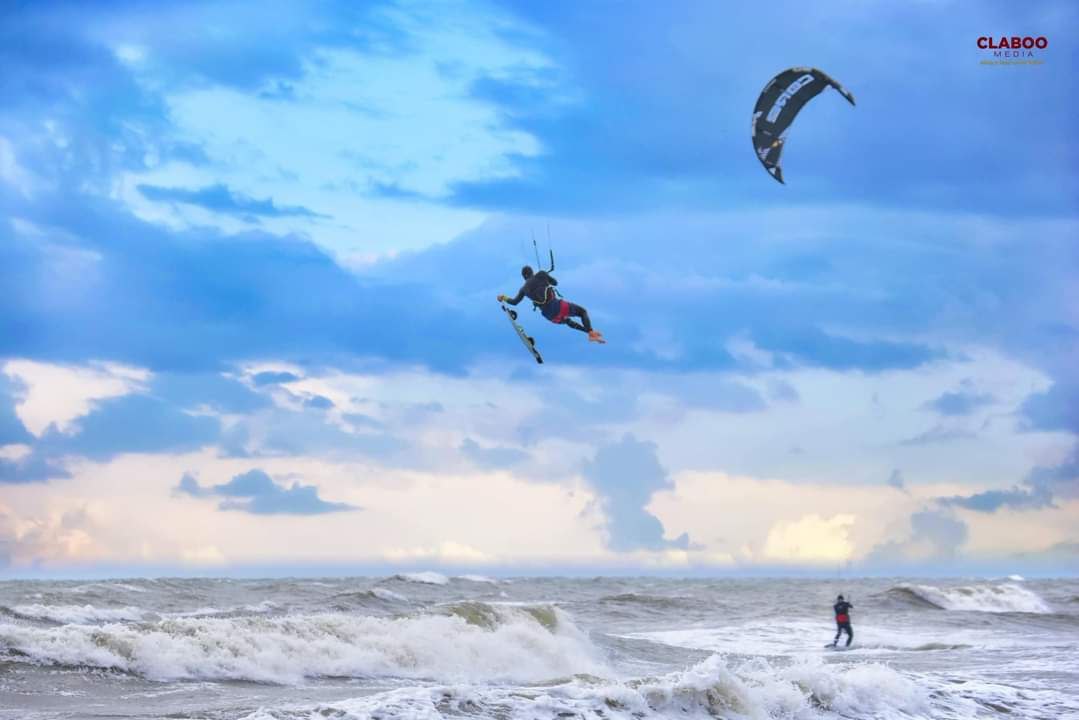 Big Air Kite Contest, concursul de sărituri și trick-uri începe marți pe plaja de la Zoom Beach