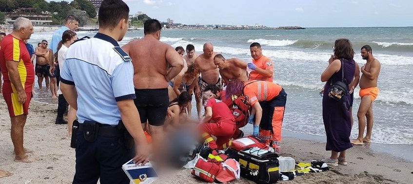 ALERTĂ 112 pe plaja Malibu din Mamaia: O persoană este resuscitată de salvatorii SMURD