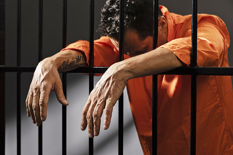 Închisoare - deținut - gratii
