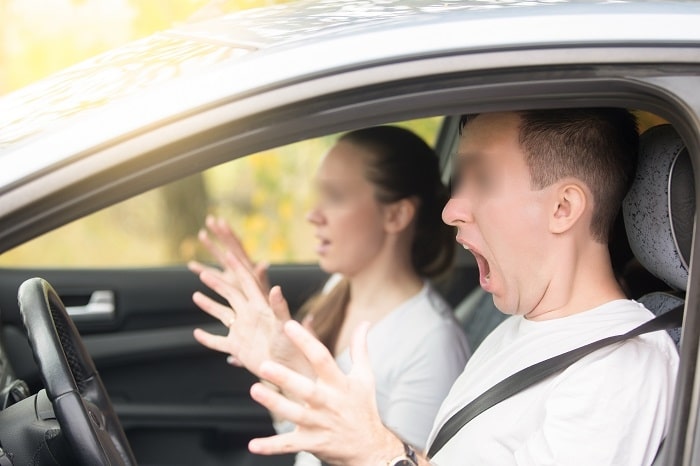 Dragoste cu NĂBĂDĂI: După o ceartă cu iubita, un bărbat ar fi sărit dintr-o mașină aflată în mers, pe o autostradă