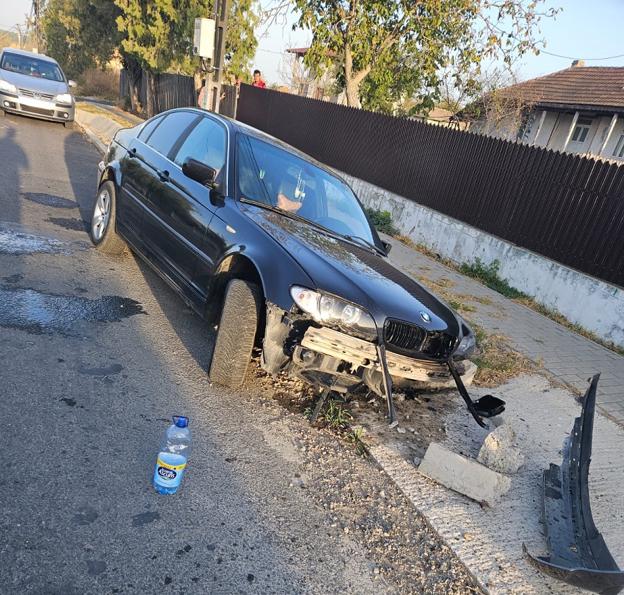 Un tânăr de 19 ani care nu avea permis și era beat a provocat un accident în comuna Dăeni. Șoferul și un pasager au ajuns la spital