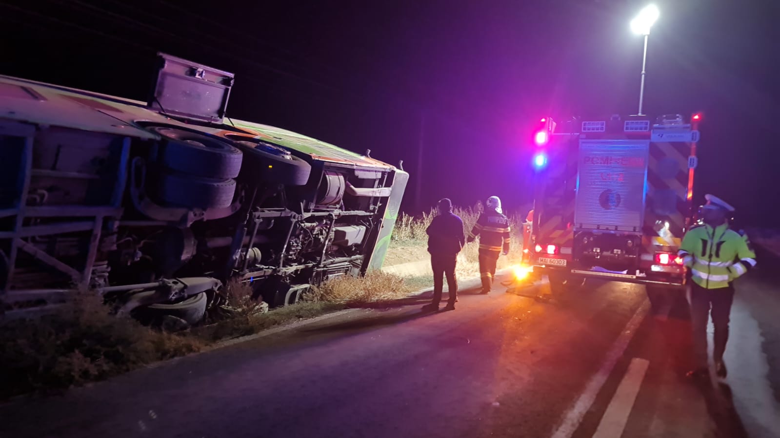 (FOTO) Din ce cauză s-a produs accidentul în urma căruia un autocar cu 82 de ucraineni s-a răsturnat. Cinci persoane au ajuns la spital