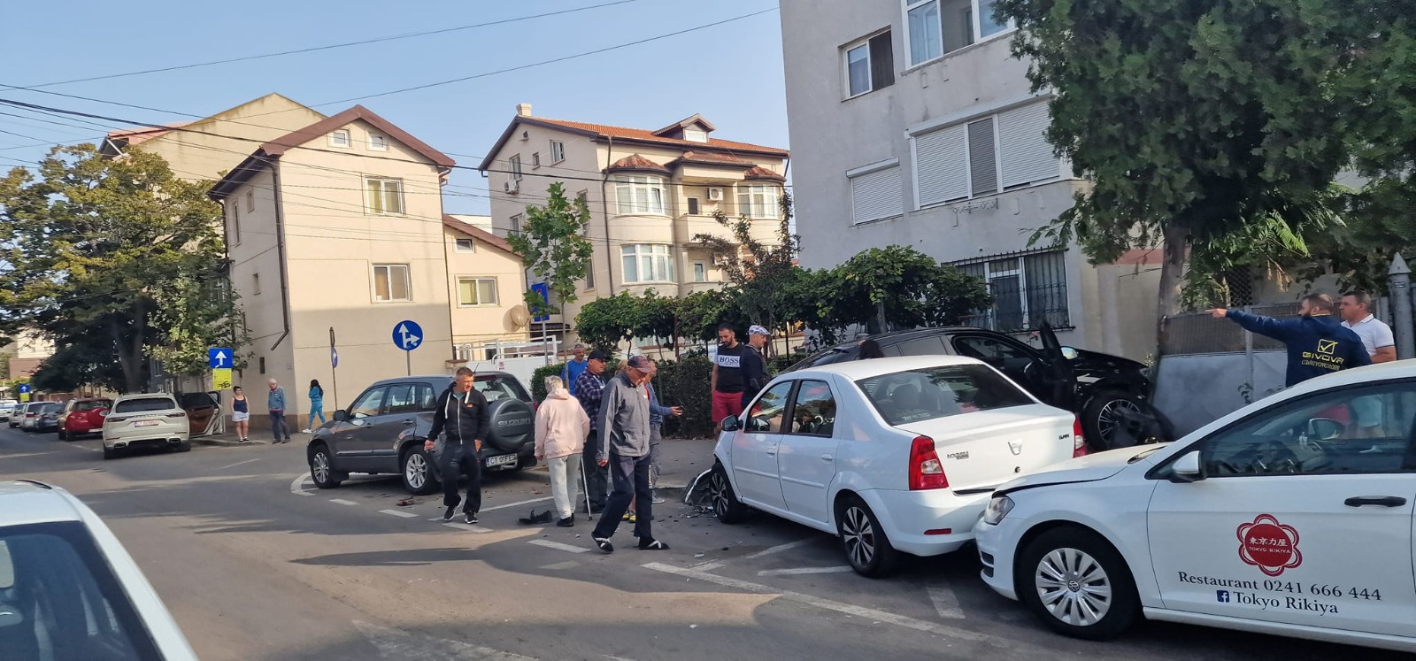 Mai multe mașini s-au făcut praf pe strada Unirii după ce s-au ciocnit: O persoană a ajuns la spital