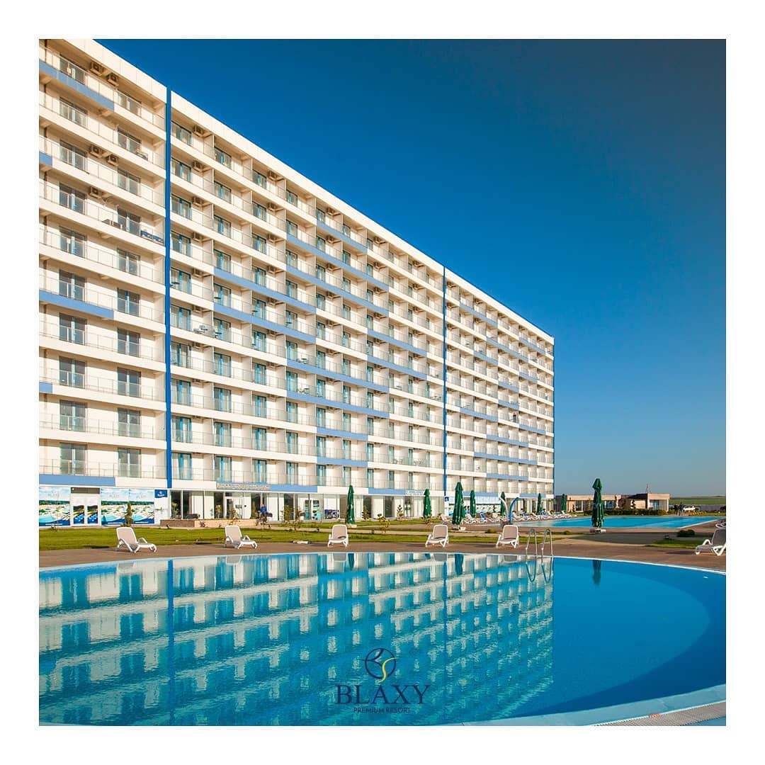 Cote părți din două apartamente din complexul Blaxy Resort, 23 August, deținute de SC Redis Market SRL, scoase la licitație într-un dosar de executare silită