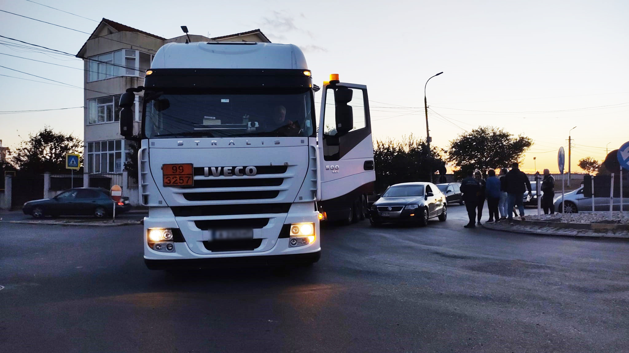 (VIDEO) Accident la ieșirea din Mangalia, spre Limanu: O autocisternă bulgărească a acroșat un autoturism