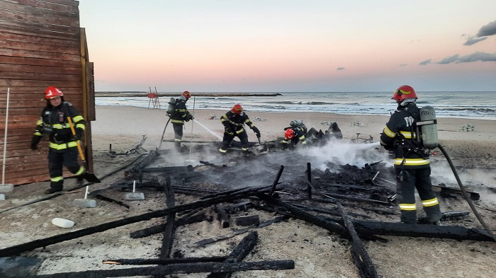 (FOTO) Incendiu pe plaja Modern din Constanța. O construcție din lemn s-a făcut scrum