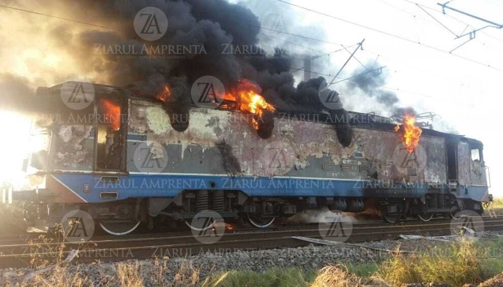 ALERTĂ pe calea ferată! ARDE locomotiva unui tren cu 39 de vagoane încărcate cu SULF