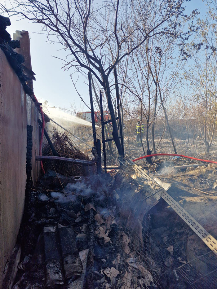 Incendiu casă Mahmudia - pompieri