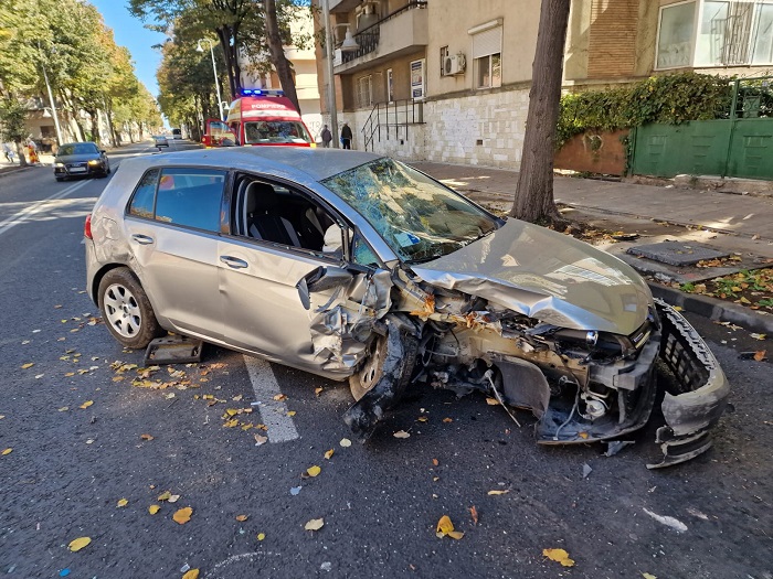 (FOTO) Un autoturism condus de un tânăr de 21 de ani a intrat într-un stâlp, pe bulevardul Ferdinand