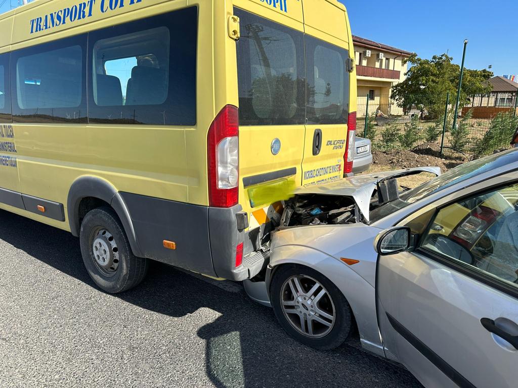 Microbuz școlar, implicat într-un accident în comuna Baia: șoferul și un elev au fost transportați la spital