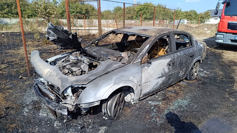 (FOTO) Constanța: Un autoturism a ars complet. Focul s-a extins de la un incendiu de vegetație