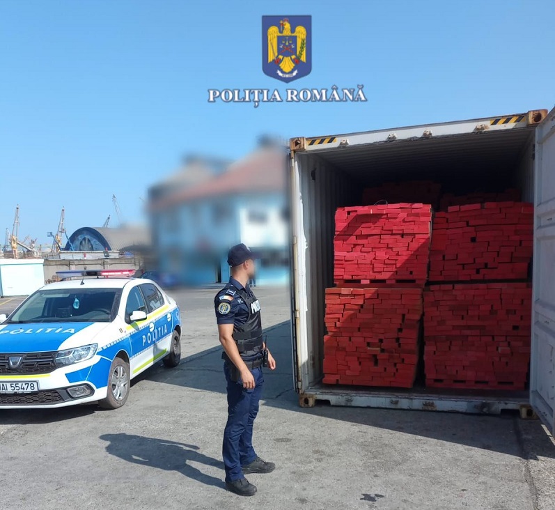 (FOTO/VIDEO) Cantitate impresionantă de cherestea, confiscată de polițiștii de la Transporturi. Cum au vrut să păcălească exportatorii autoritățile
