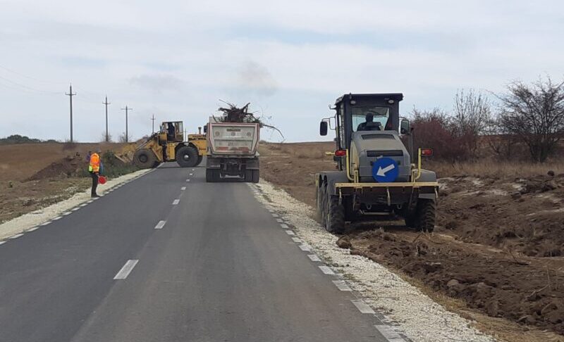 Societatea Drumuri Județene Constanța amenajează acostamente pe DJ 392 Plopeni–Movila Verde: Ce alte lucrări mai au loc săptămâna acesta
