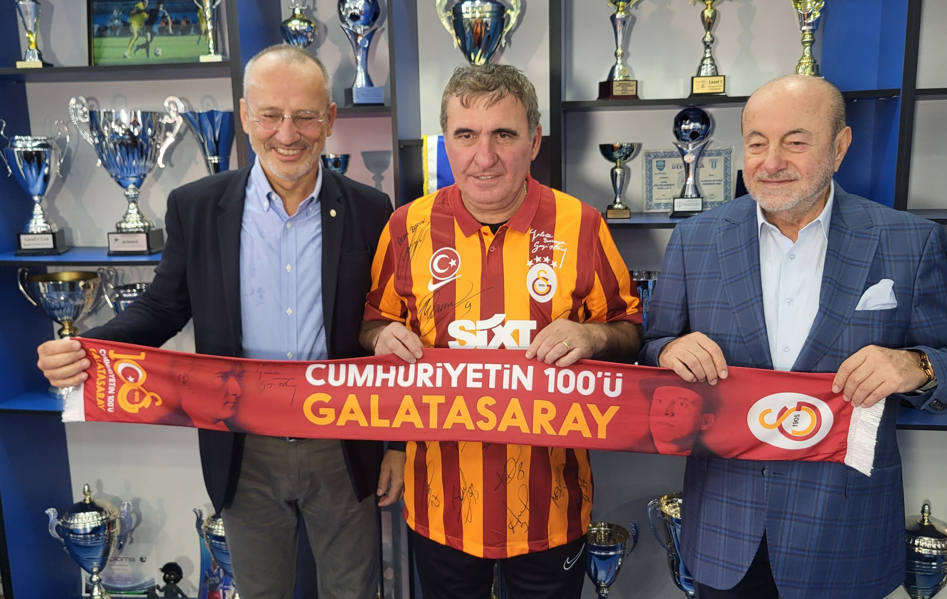 (FOTO) Gică Hagi, vizitat la Constanța de oficialii de la Galatasaray: Ce cadou neașteptat i-au făcut aceștia