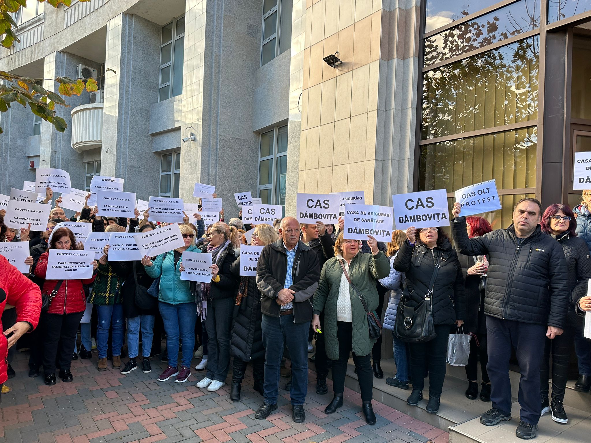Angajații Caselor de Asigurări de Sănătate protestează în fața Guvernului. Ei sunt nemulțumiți că salariile nu le-au mai fost mărite din 2018