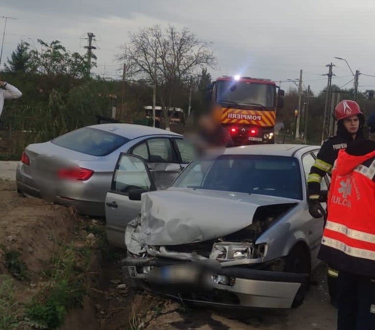 Accident grav în județul Tulcea. Un șofer a intrat pe contrasens, două persoane nevinovate au ajuns la spital