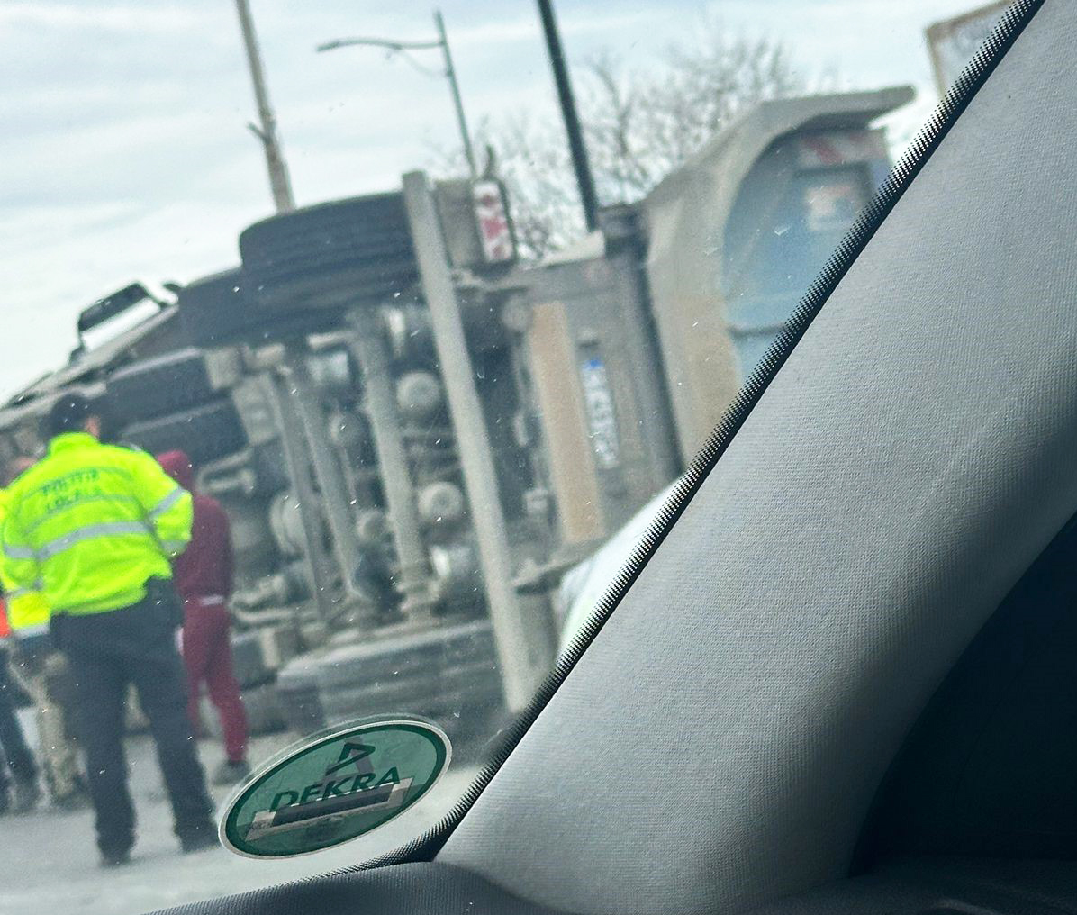 Autocamion răsturnat