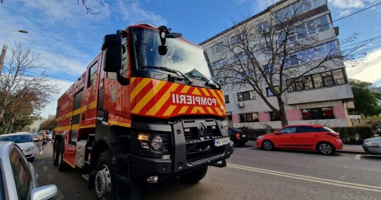 Fum gros în Complexul Orion de pe strada Unirii din Constanța: Pompierii intervin cu mai multe autospeciale