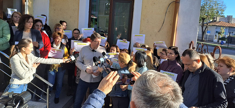Continuă protestele la Casa de Asigurări de Sănătate Constanța: Zeci de angajați au ieșit în curtea instituției