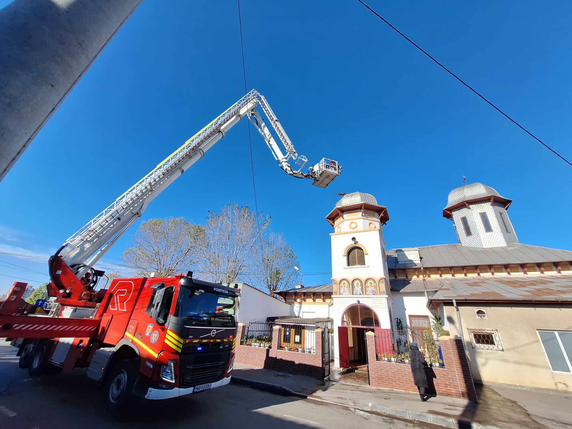 (FOTO) S-a RUPT crucea de pe turla Bisericii Sfânta Parascheva din Constanța: Intervin pompierii militari