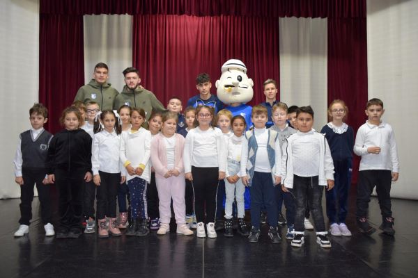 Dan Sîrbu și Marian Aioanei de la Farul Constanța i-au vizitat pe elevii din comuna Cumpăna