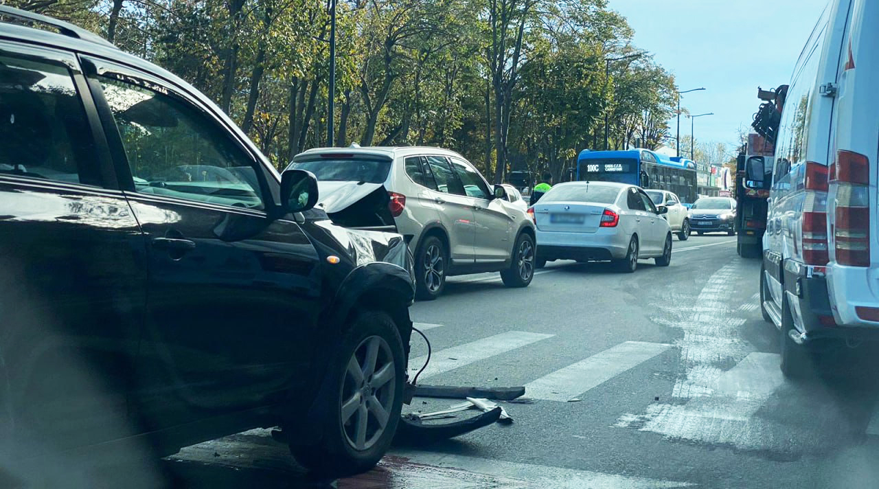 Accident pe bulevardul Alexandru Lăpușneanu: Două mașini s-au CIOCNIT