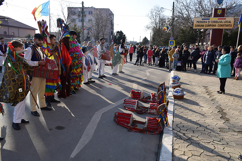 (FOTO) Ansamblurile “Româncuța” și “Mugurașii Cumpenei” au readus magia Crăciunului, printr-un spectacol de colinde