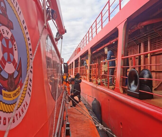 Intervenție dificilă a ARSVOM: Se intervine la o navă cargo aflată în rada Sulina în ajutorul unui membru echipajului