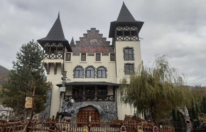 (FOTO) Cum arată Castelul-muzeu dedicat lui Dracula, deschis pe Transfăgărăşan: A fost construit de o familie din Argeş