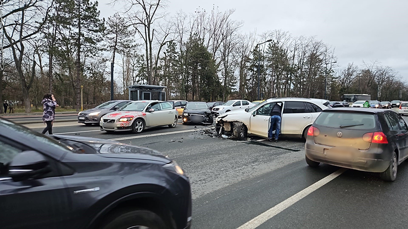 Iată cum spun polițiștii că a avut loc carambolul de pe bulevardul Alexandru Lăpușneanu: O persoană a fost rănită