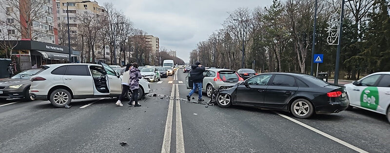 (FOTO) Carambol SPECTACULOS pe bulevardul Alexandru Lăpușneanu: Trei mașini s-au ciocnit