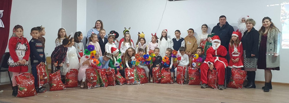 (FOTO) Toți copiii din comuna Lipnița cu primit daruri de sărbători din partea reprezentanților autorității locale
