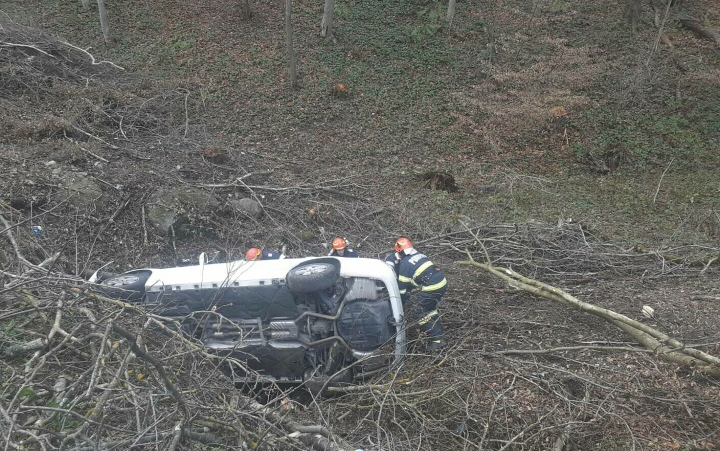 Patru persoane au scăpat ca prin minune după ce au căzut cu autoturismul într-o prăpastie. Șoferul avea 70 de ani