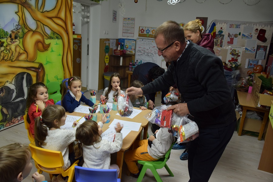 Primăria și Consiliul Local Cumpăna au oferit, de Moș Nicolae, pachete cu dulciuri copiilor de la grădinițele din comună și elevilor claselor I-IV  din cadrul Liceului Tehnologic
