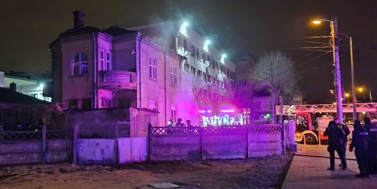 (FOTO) FOC pe strada Cuza Vodă: O bătrânică de 90 de ani a fost salvată în ultima secundă